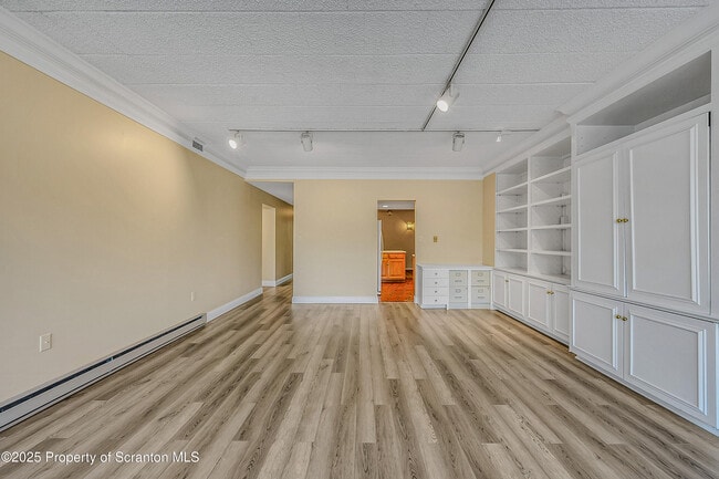 Building Photo - 550 Clay Ave