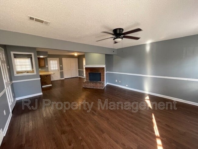 Building Photo - 5560 Blossom Ln