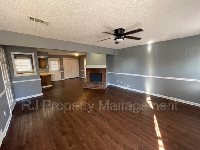 Foto del edificio - 5560 Blossom Ln