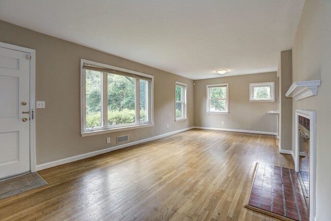 Building Photo - 3 Bed 2 Bath - Silver Spring Rambler - Upd...