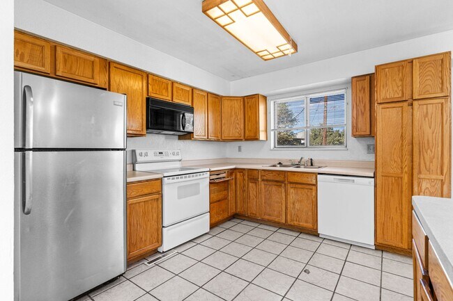 Building Photo - Tri-level Home with Spacious Backyard near...