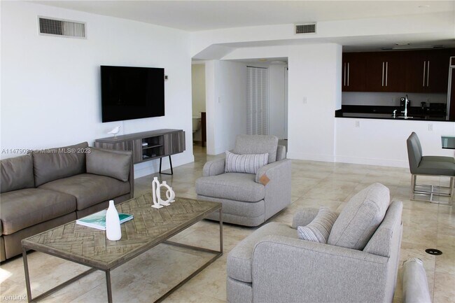 Foto del edificio - 2 br, 2.5 bath Condo - 10275 Collins Ave A...