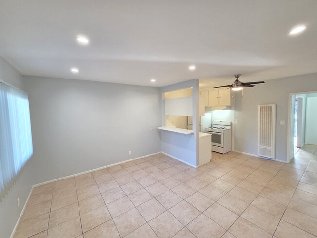 Foto del edificio - 4660 Kester Ave