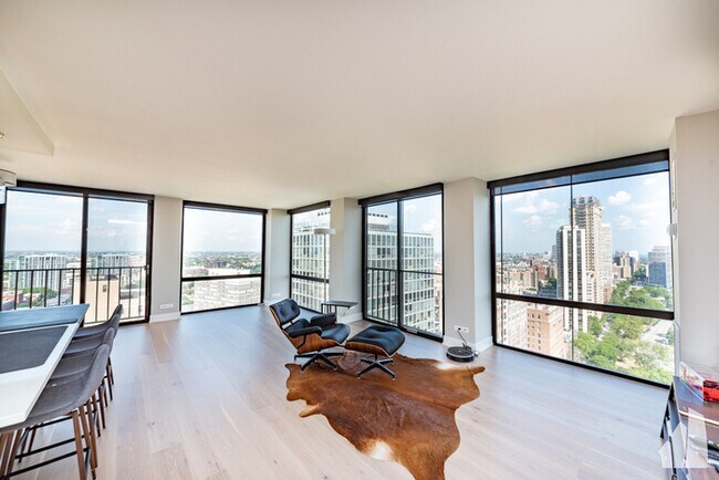 Foto del edificio - Breathtaking 2 bed, 2 bath condo with Elev...
