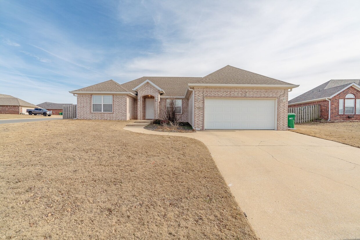 Foto principal - Updated 4-bedroom 2 bath Home in Centerton...