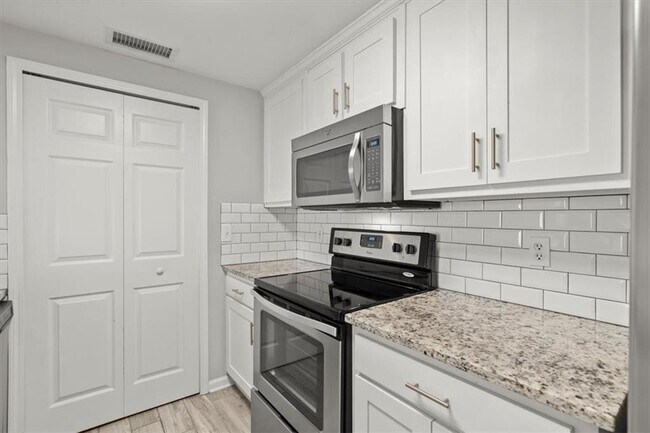Foto del edificio - 3481 Lakeside Dr NE