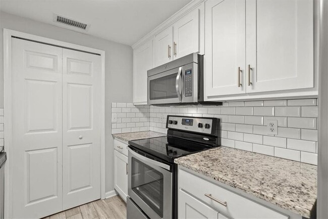 Building Photo - 3481 Lakeside Dr NE