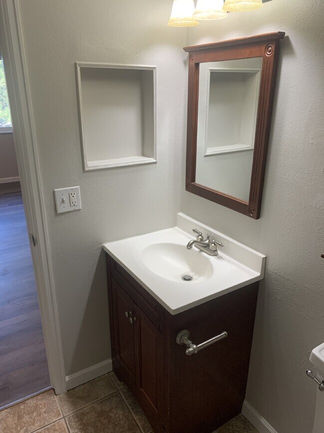 Building Photo - Newly Updated 2 bed/2 bath Condo
