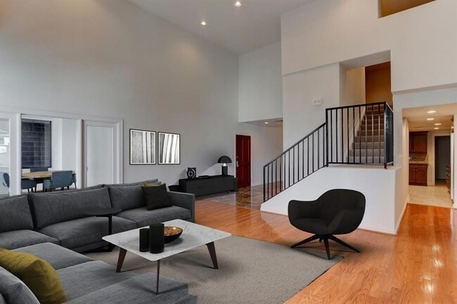 Building Photo - 914 Main St