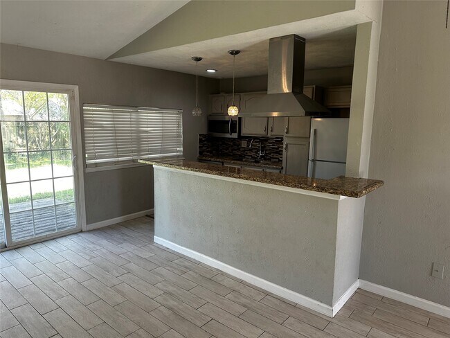 Foto del edificio - 635 Jeff Davis Dr