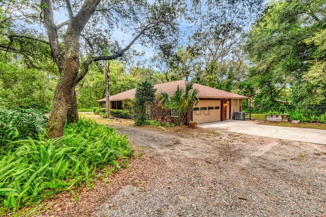 Foto del edificio - 30851 Round Lake Rd