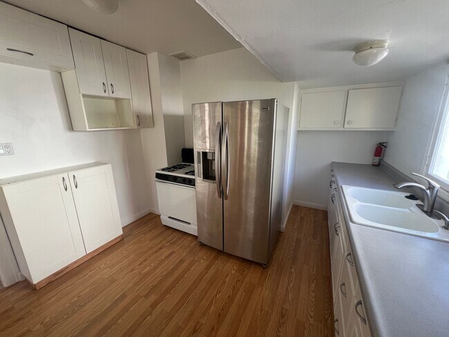 Foto del edificio - Charming 2 bed 1 bath cottage home with ga...