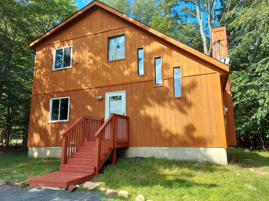 Primary Photo - 105 Feather Ln