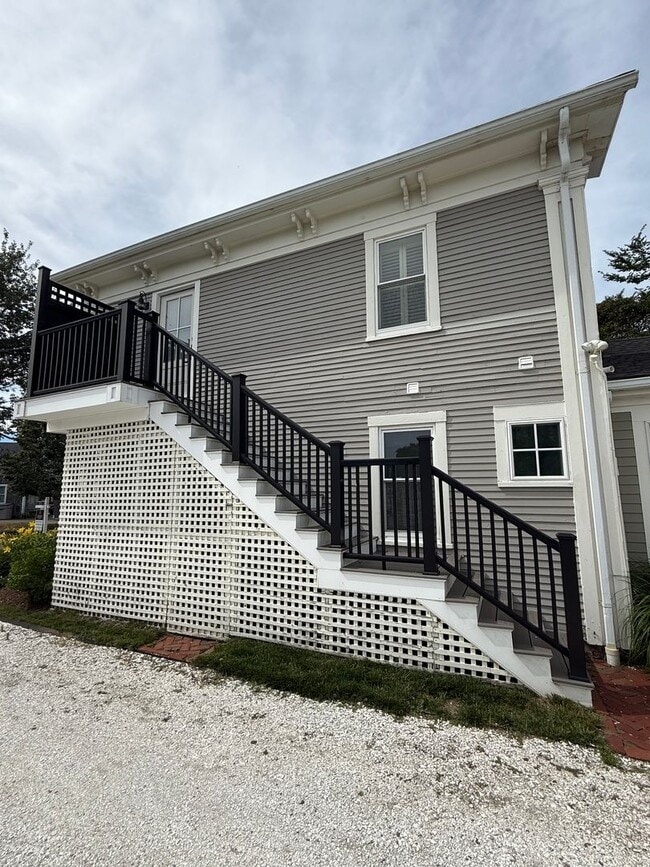 Building Photo - 2 bedroom ,1 bathroom unit at an historic ...