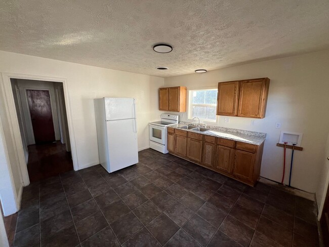 Building Photo - Remodeled Like New 2 Bedroom 1 Bath Pet Fr...