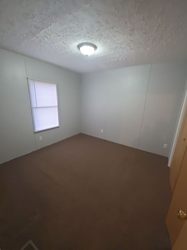 Foto del edificio - 2-Bedroom, 2-Bath Mobile Home with Front and Back Porches in Sparta