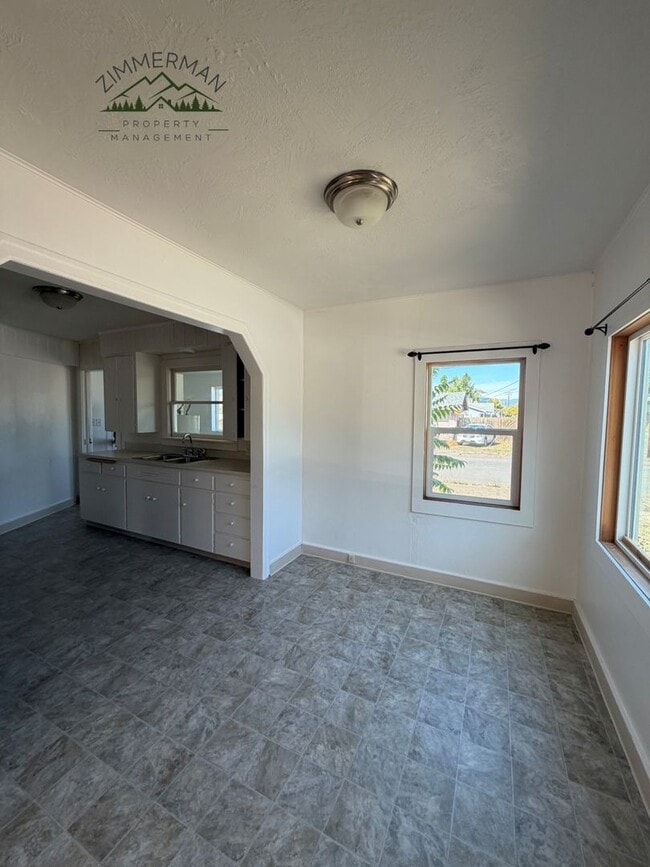 Building Photo - 460 S 41st St