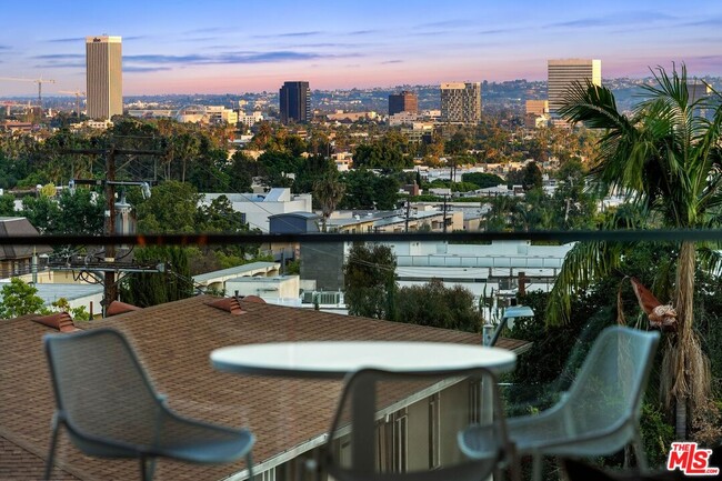 Foto del edificio - 8420 W Sunset Blvd