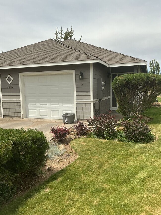 Foto del edificio - 2 Bedroom, 2 Bathroom Duplex in NE Bend – Available NOW