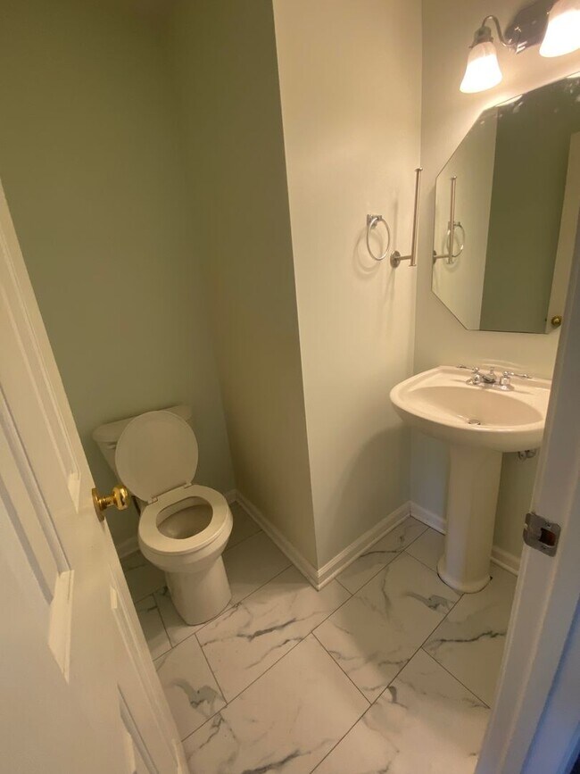 Foto del edificio - Coming Soon!!! Available March 27th!!!