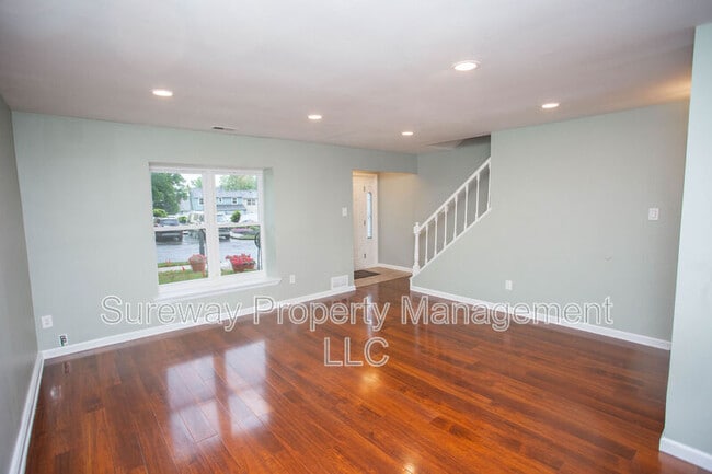 Building Photo - 204 Charing Way