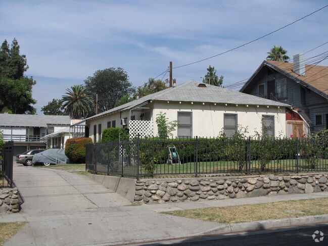 Building Photo - 1145 N Summit Ave
