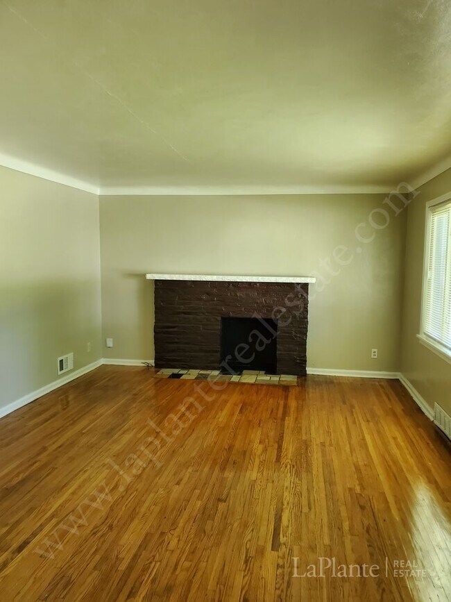 Building Photo - Welcome to this spacious 4-bedroom, 2-bath...