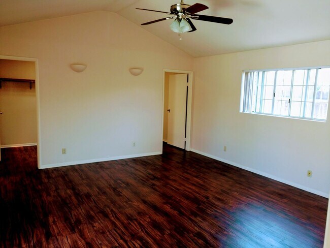 Building Photo - Large 5 Bedroom 3 Bath House that Sleeps 6-7, Behind the UT