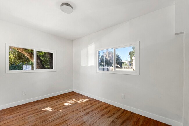 Foto del edificio - 1301 N Poinsettia Pl