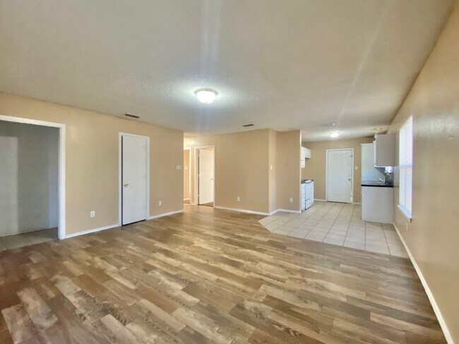 Foto del edificio - 3 bed 1.5 bath now available.