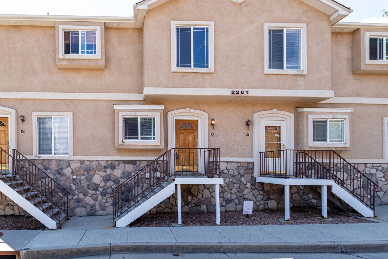 Primary Photo - Bright and Airy 2-Bedroom Condo in Charmin...