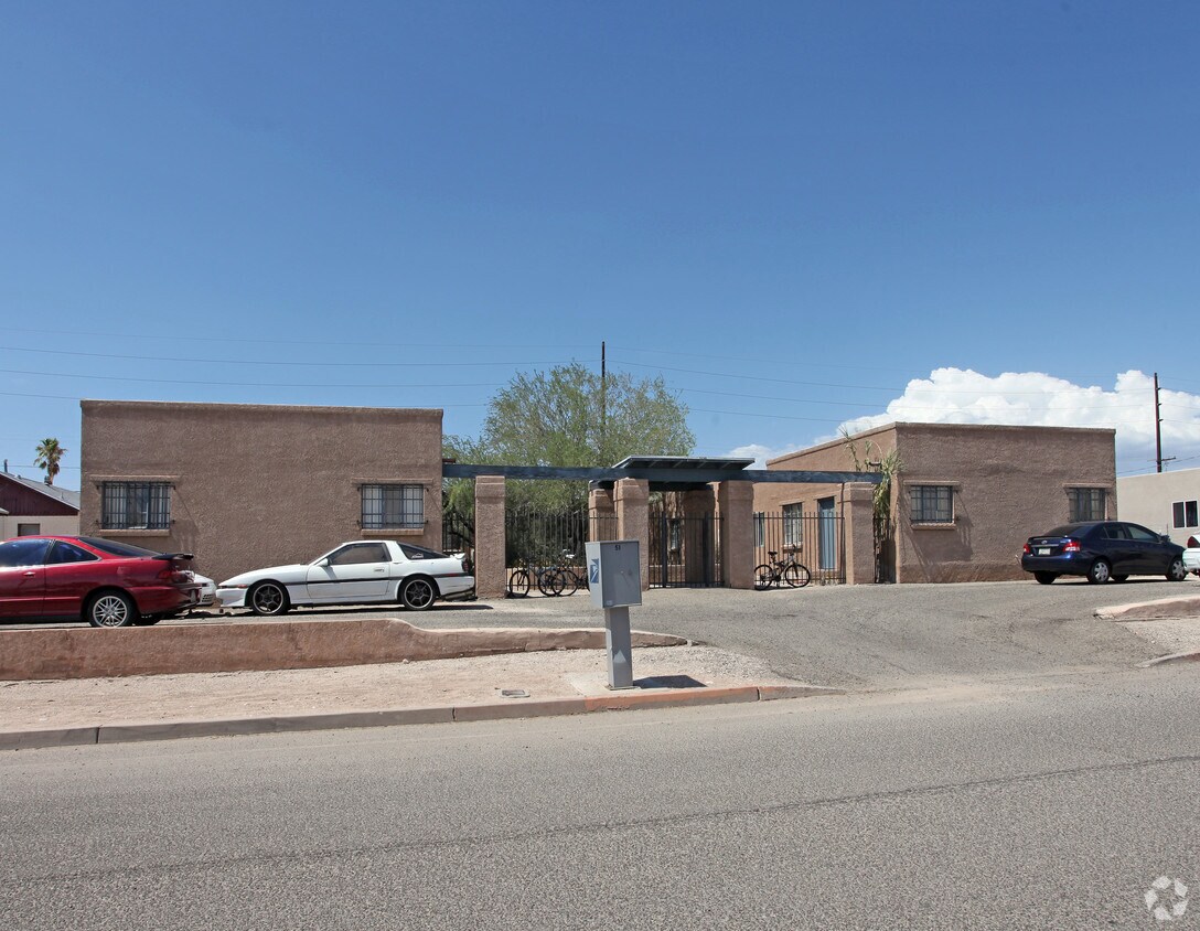 Primary Photo - 1111-1113 E Adams St