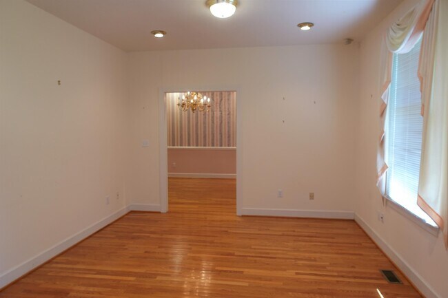 Building Photo - 1000 Meadow Ln