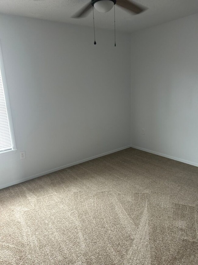 Building Photo - 2 Bedroom/ 1.5 Bath Townhome w/ Washer & Dryer Connection