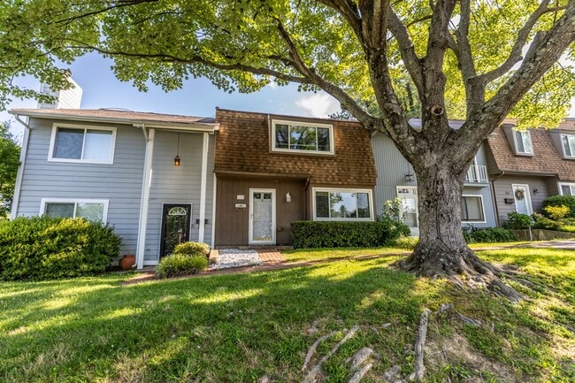 Building Photo - 110 Woodlake Dr