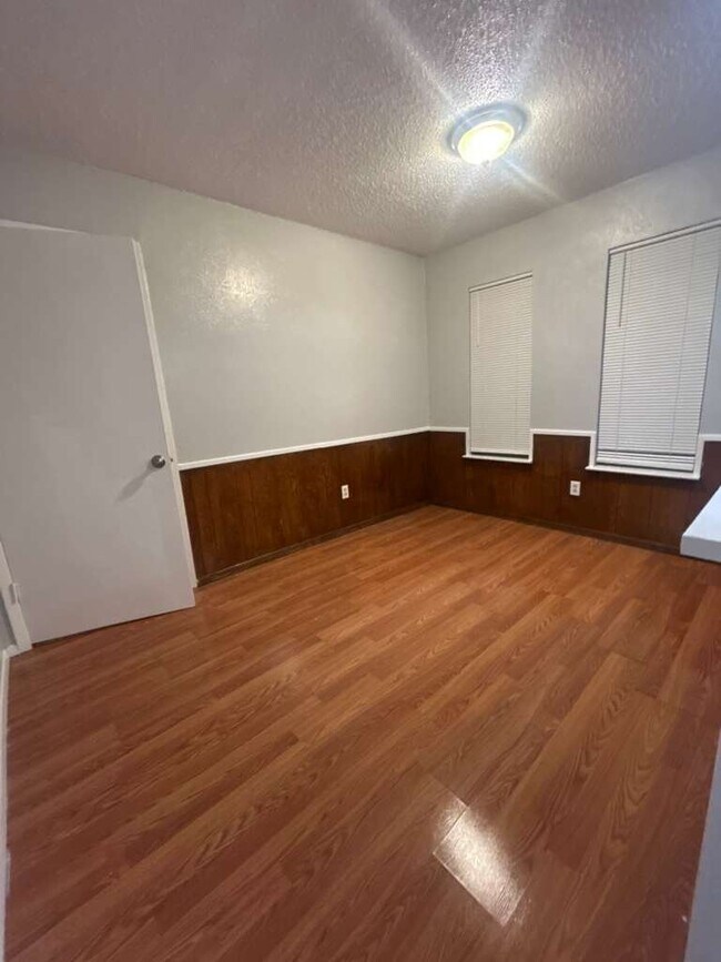 Foto del edificio - 2408 Hollandale Cir