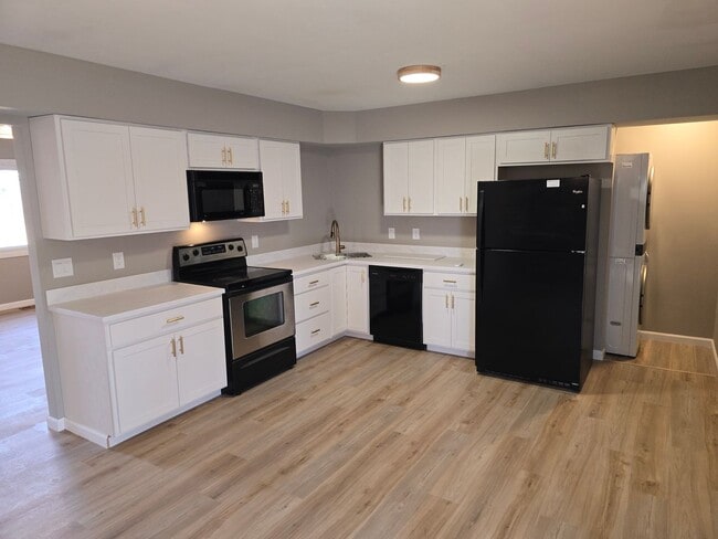 Building Photo - Updated 3 Bed, 2 Bath Home on a Quiet Stre...