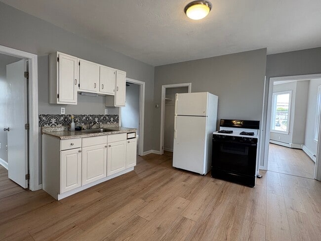 Cocina con espacio para una mesa de comedor grande. - 658 Central Ave