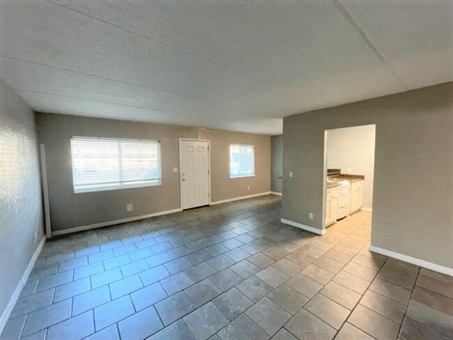 Building Photo - 2 Bedroom 1 Bath condo w/ open floor plan ...