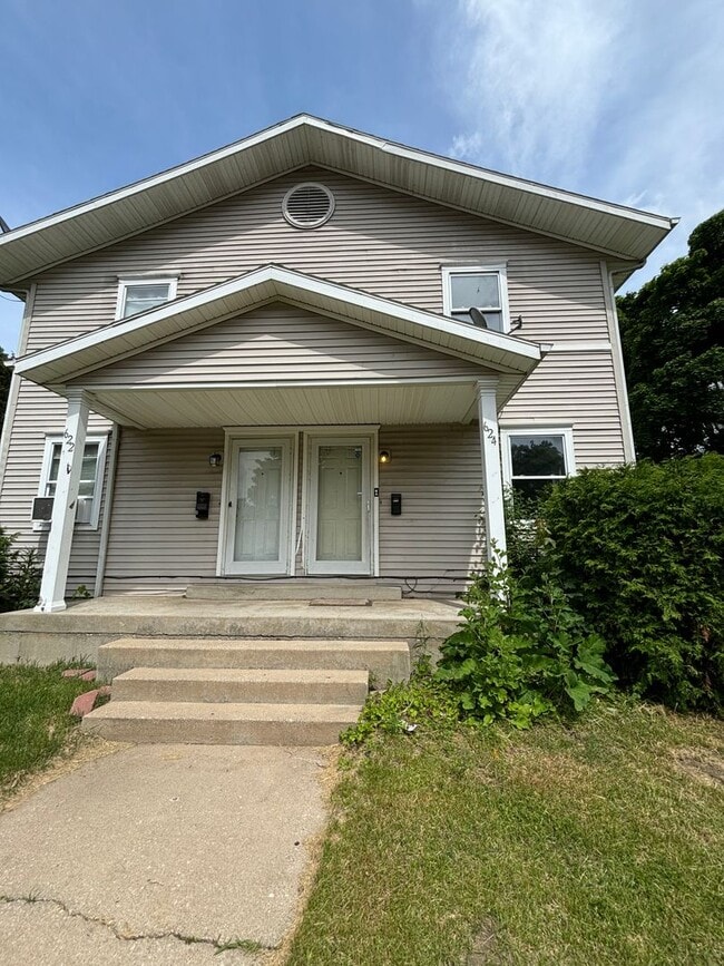 Building Photo - 624 Rush St