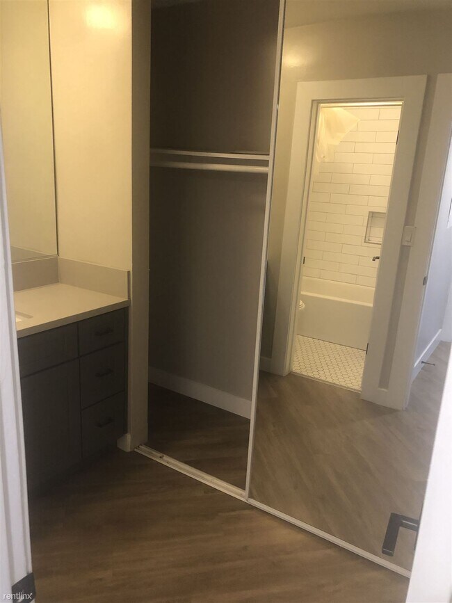 Foto del edificio - 5118 De Longpre Ave