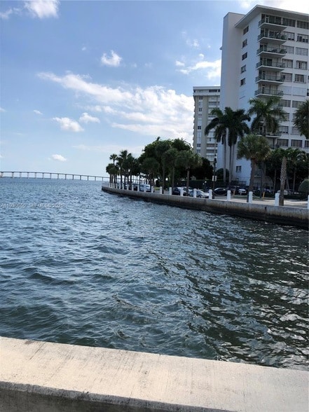 Foto del edificio - 1408 Brickell Bay Dr