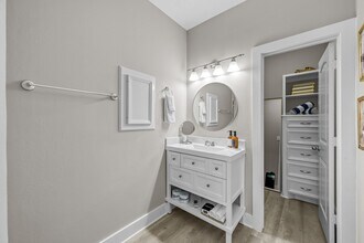 Building Photo - 13847 Pkwy Manor Dr