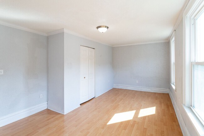 Foto del edificio - Available August 1st - Spacious 6 Bedroom,...