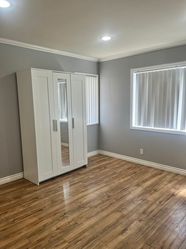 Building Photo - 2940 N Verdugo Rd