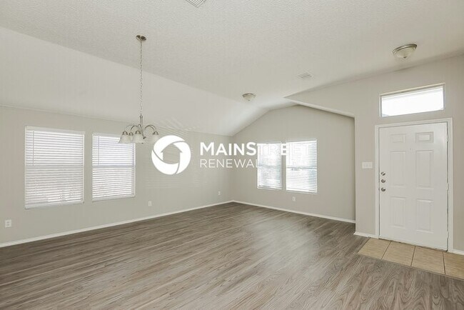 Building Photo - 4 Bedroom Pet-Friendly Home in Arlington, TX with Main Street Renewal