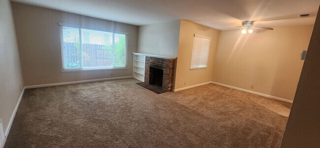 Foto del edificio - Beautifully Updated 3 Bedroom 2 Bathroom Home in the Highly Desirable S. Land park Neighborhood