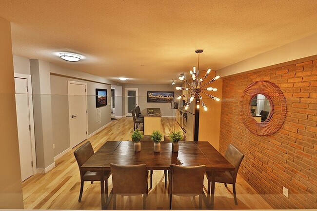 Photo du bâtiment - 10154-10103 103 St NW