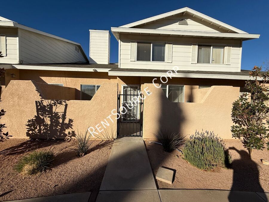 Foto principal - 2 Bedroom/2.5 Bathroom Two Story Town Home...