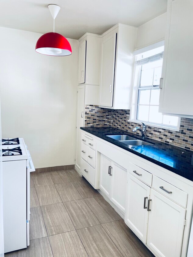 updated kitchen - 503 N Shelton St